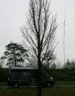 Mijn kampeerbus met de stalen mast en de VHF-antennes.