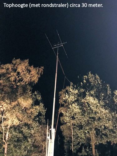 De mast staat weer overeind, nu circa 30m hoog!
