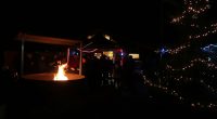 Het vuur, de kerstboom en het 'kroegje' op de camperplaats.