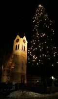 Kerstboom en kerktoren van Riezlern.