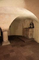De ondergrondse crypte uit de 9e eeuw, een van de oudste van Europa.