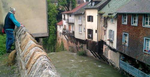 De woeste rivier in het centrum van Arbois.