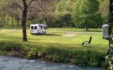 Wandelend, de camping gezien vnaf de andere kant van de rivier.