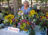 Bloemenkraampje op de Rode kruis-markt.