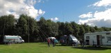 Het veld met in het midden de kleine stalen mast (9 meter hoog).