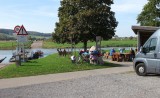 Lunch in het zonnetje met uitzicht op de rivier...