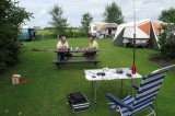 Joeri en Marc aan de koffie. Marc bleef slechts een paar uurtjes, maar had wel tafeltje, stoel, batterij-gevoede zender en een kleine antenne meegenomen!