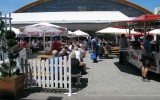 Eten en drinken op het grote terras tussen de Messe-gebouwen.