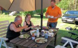 Aan de barbecue, rechts Mikael SJ2W.