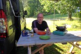 Koken aan de picknickset.