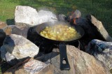 Aardappels bakken in de speciaal daarvoor bewaarde oude pan.