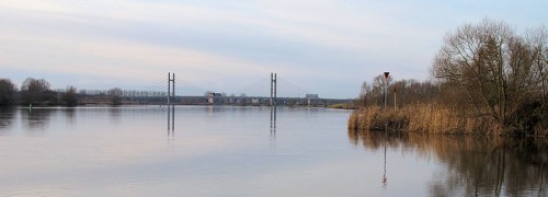 Mooi zicht over de IJssel, met je voeten in het water...