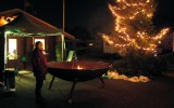 De vuurschaal naast de kerstboom. Op de achtergrond het blokhut-cafétje.