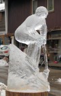 Overal in het centrum kom je (ontdooiende) ijssculpturen tegen. Deze skiër vond ik wel mooi!