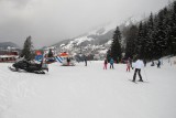 Nog nooit eerder meegemaakt: een snowboardster is schijbaar zó ernstig gevallen (of gebotst) dat men haar gestabiliseerd heeft en met de helikopter komt ophalen...