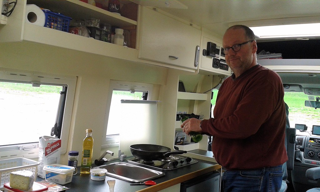 Aloys bakt ommeletten voor de lunch.