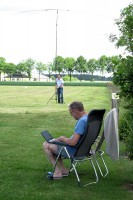 Wilko en Marc meten een antenne met analyzer en laptop.