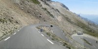 De weg naar beneden van de Col d'Izoard.