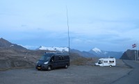 Overnachten op de Col de l'Iseran. De antenne voor contact met vrienden thuis én in Spanje staat al overeind.