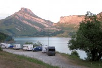 Overnachten op 1600m hoogte aan het Lac de Roselend, enkele km's voor de Col.