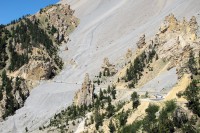 De Casse Deserte, een gigantische puinhelling. Op de weg er doorheen, heel klein,  een paar motorrijders.