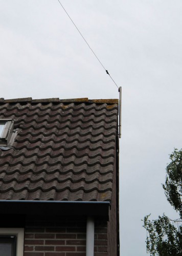 Het uiteinde van de 27m lange draad, een Fritzel FD4-windom antenne, totale lengte 40m. De antenne wordt gebruikt voor de 10, 12, 17, 20, 30, 40 én 80m. band.