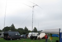 Onze plek op de DNAT-camping buiten Bad Bentheim. Ik heb mijn 13m hoge vishengel opgezet, de buurman, Landrover met aanhanger en tent, pakt het wat groter aan!