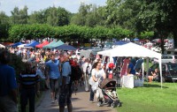 De jaarlijkse vlooienmarkt in het slotpark van Bad Bentheim.