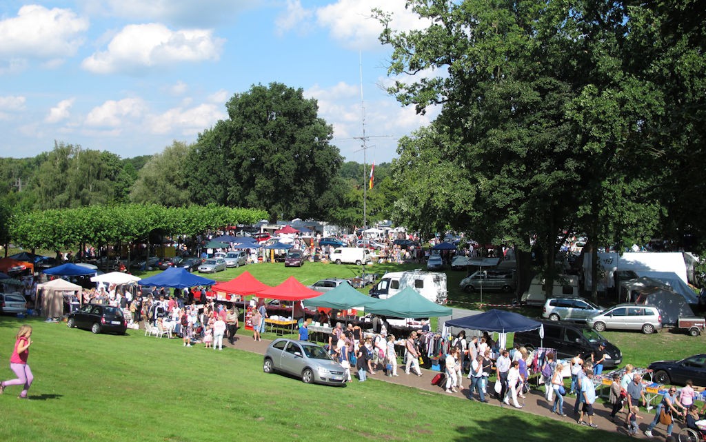 De jaarlijkse vlooienmarkt in het slotpark van Bad Bentheim.