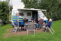 Met zijn zessen bij Eric voor de camper, de organisator van het weekend.