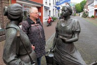 Femma praat met wat 'locals'...