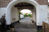 Fraaie oude boerderij in carrévorm met binnenplaats.