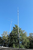 De 2 elements Yagi, draaibaar op ruim 25 meter hoogte. Op de voorgrond een driebands-vertical op een hulpmastje.