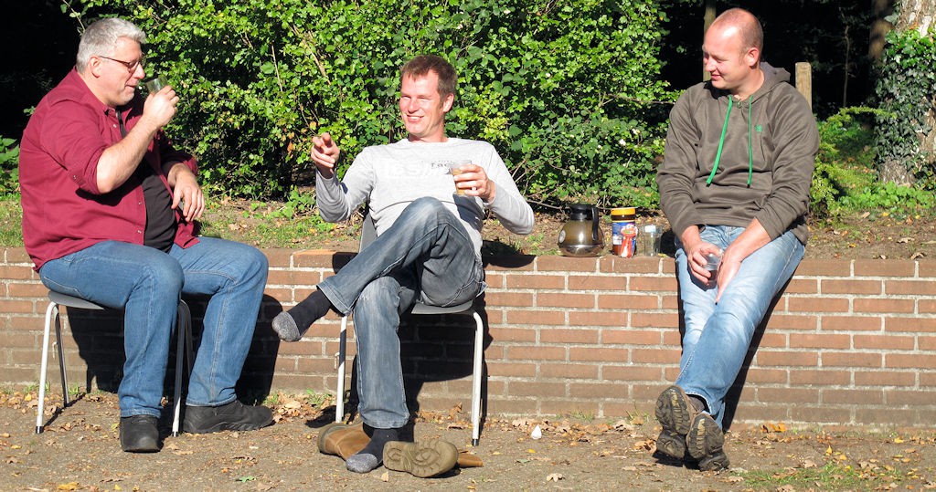 Aan de koffie: Joeri (PE5JW), Herman (PD1ACK) en Berry (PD2BDR) voordat we de boel gingen opruimen.