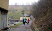 Geocachen bij de stuwdam, dat is de helling op de achtergrond!