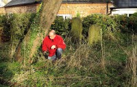 Ik vind de geocache onderaan een boom op het oude kerkhofje.