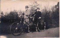 Opa en Oma, ouders van mijn vader, op de tandem. Jaartal onbekend.