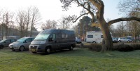 Overnachten op de parkeerplaats in Bergheim. Op de achtergrond de camper van Paul PA3EPS, die bedrijfsmatig aanwezig is op de markt.