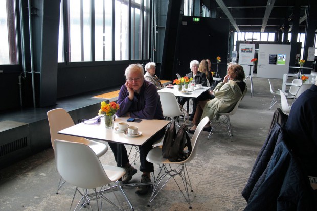 Aan de koffie op de bovenste verdieping!