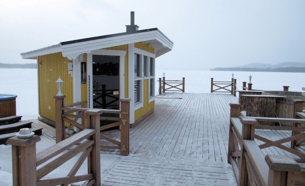 Sauna cabine 2 op de grote steiger met hottub (rechts).