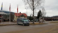 Overnachten op de parkeerplaats voor het gemeentehuis van Sysslebäcken, langs de hoofdstraat.