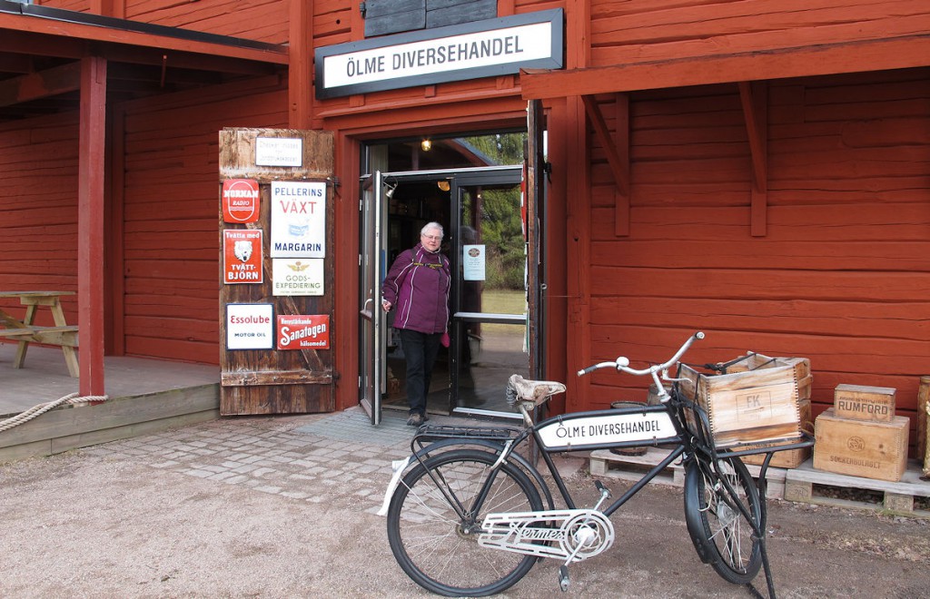 Bij het verlaten van Ölme Diversehandel & Kafe...