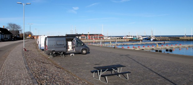 Overnachten aan de haven in Skillinge. Je staat er amper, of er komt een camper naast je staan! Na het eten vertrokken ze weer.