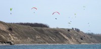 Paragliders boven de duinen van Kasaberga.