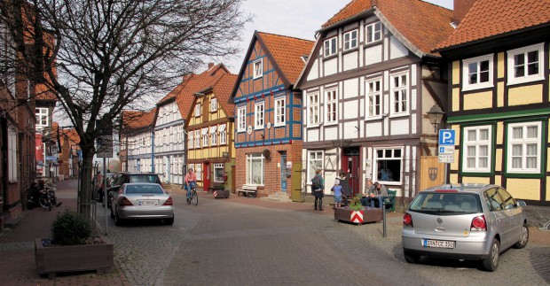 Kleurrijke vakwerkgevels in de hoofdstraat.