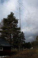 De ruim 20m hoge antennemast plus een tweetal draadantennes.