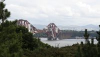 De beroemde spoorbrug over de Firth of Forth, een soort fjord.