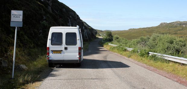 Een typische Schotse hoofdweg: één smalle baan met elke honderd meter een "passing place".