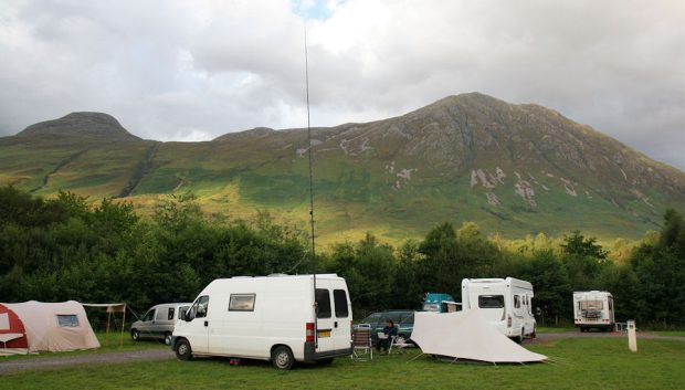 's Avonds op de camping. De antenne staat alweer overeind.