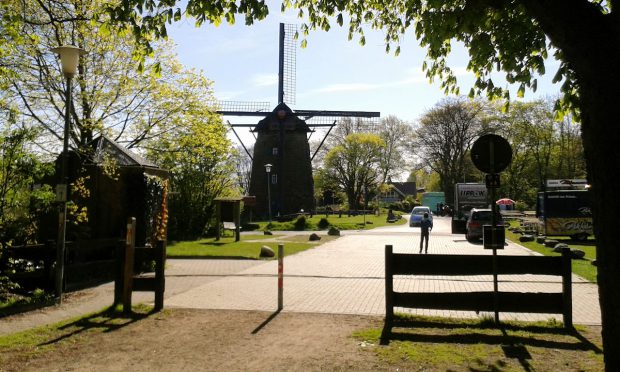 De naast de camperplaats gelegen windmolen met horeca. De molen staat, vanwege de ligging op de "berg", op de grond. Er zit geen versieping onder, zoals gewoon in Nederland.